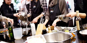 ©Ulrike Wieser Gruppe von Menschen beim Kochen