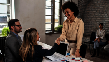 Sicher auftreten im Bewerbungsgespräch: Körpersprache & Wirkung