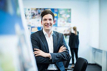 Hofer4Excellence Junger Mann im Anzug
